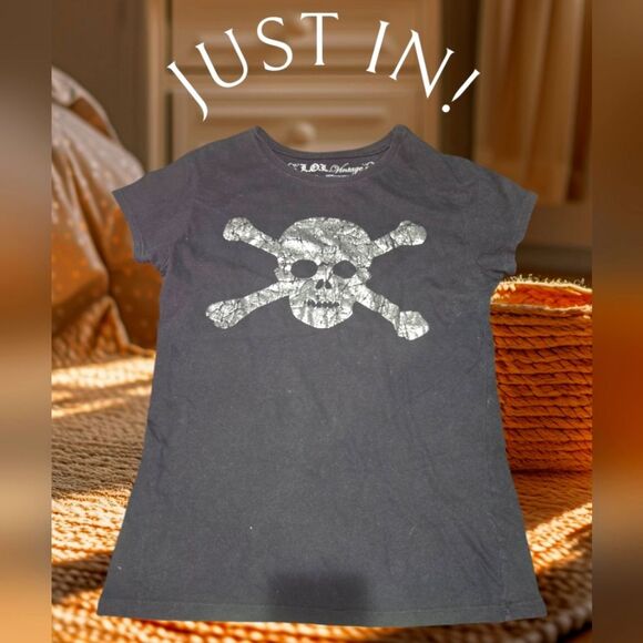 SKELETON AND CROSS BONES TSHIRT - Picture 1 of 3
